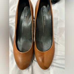 ECCO Women’s Tan Leather Round-Toe Pumps